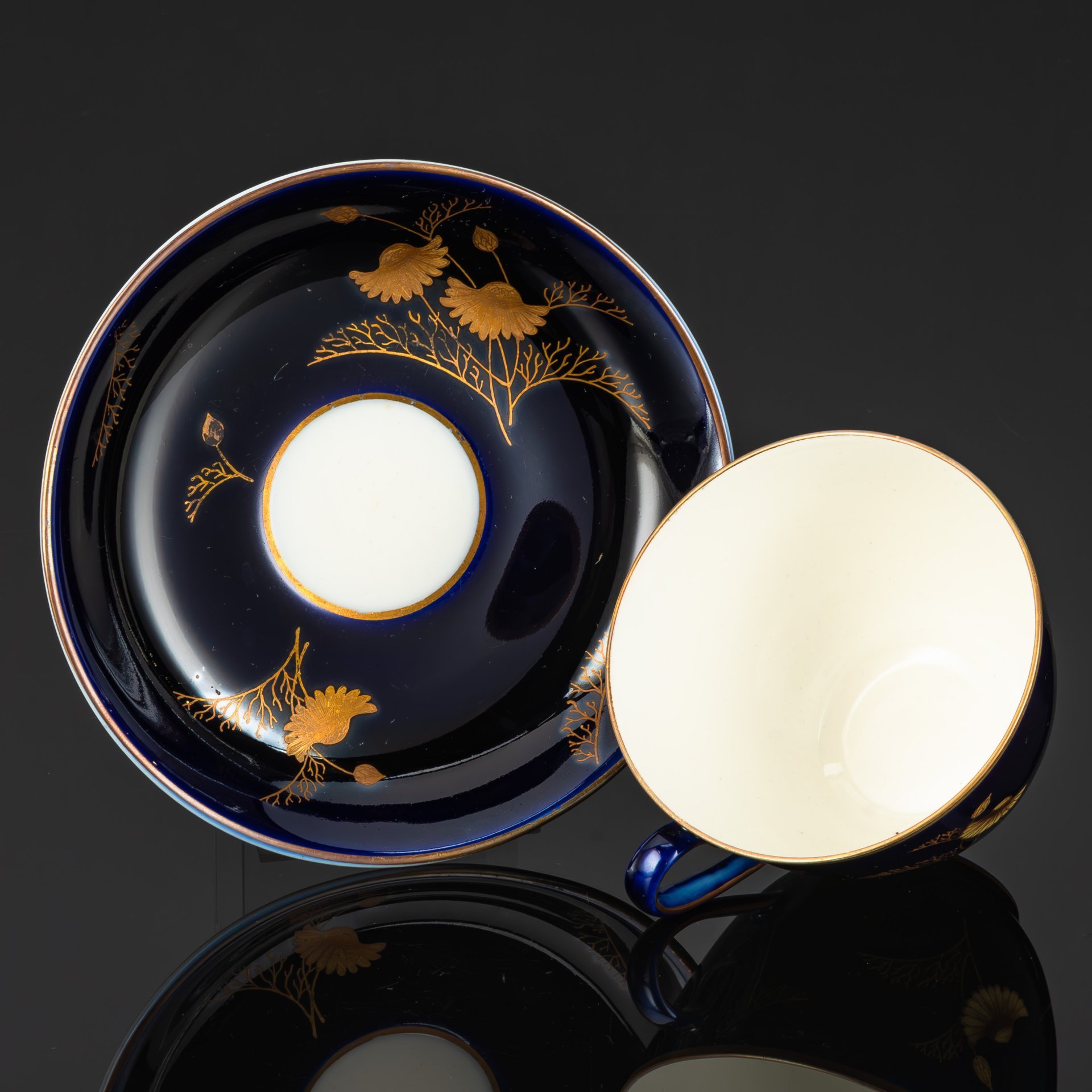 Пара чайная с декором в виде золотых ромашек, автор формы Яковлева С.Е., автор рисунка Лебединская Л.И. (предположительно), фарфор, крытье кобальтом, золочение, Ленинградский фарфоровый завод (ЛФЗ), СССР, 1950-1970 гг.