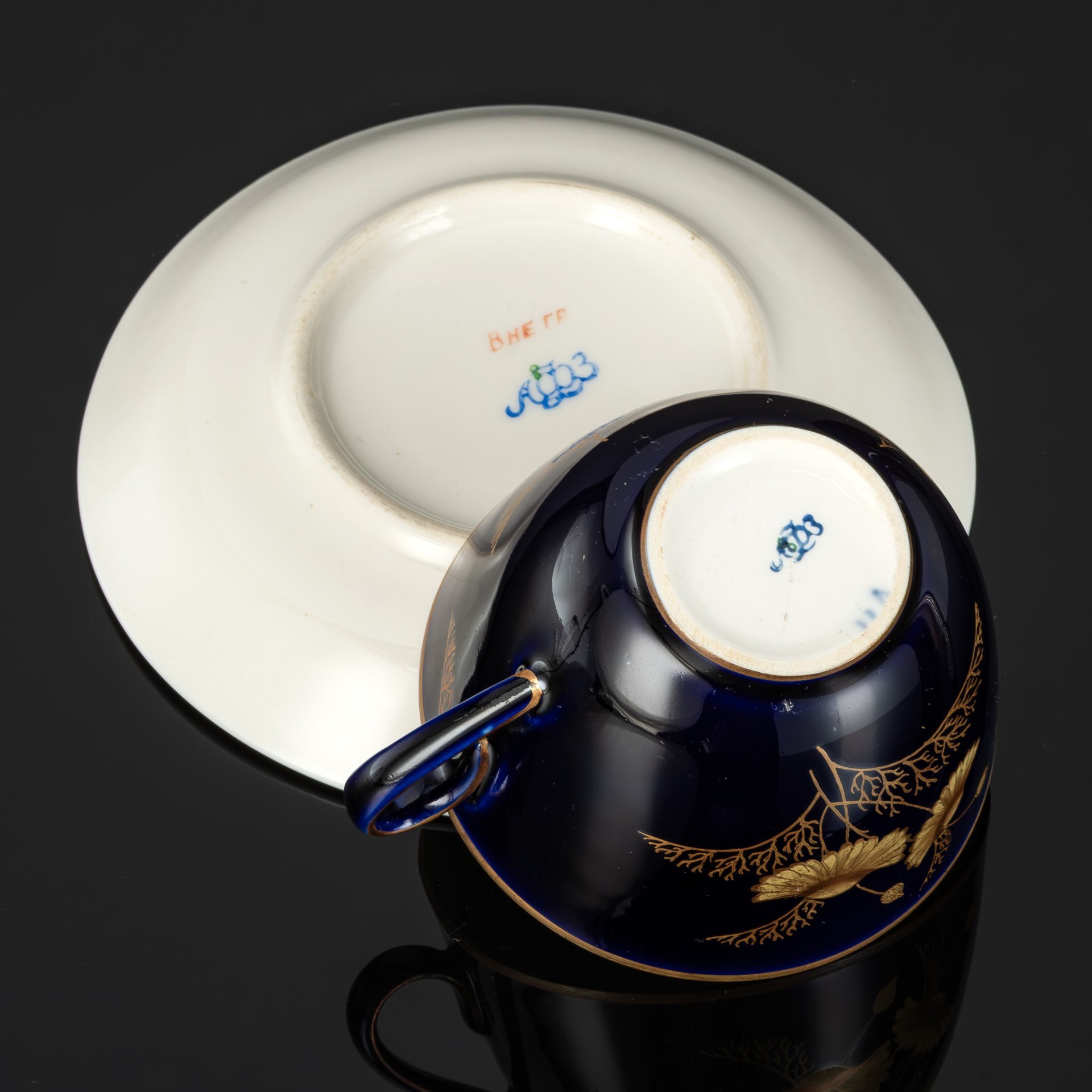 Пара чайная с декором в виде золотых ромашек, автор формы Яковлева С.Е., автор рисунка Лебединская Л.И. (предположительно), фарфор, крытье кобальтом, золочение, Ленинградский фарфоровый завод (ЛФЗ), СССР, 1950-1970 гг.