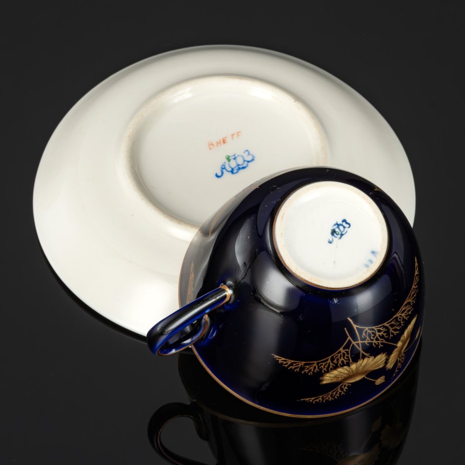 Пара чайная с декором в виде золотых ромашек, автор формы Яковлева С.Е., автор рисунка Лебединская Л.И. (предположительно), фарфор, крытье кобальтом, золочение, Ленинградский фарфоровый завод (ЛФЗ), СССР, 1950-1970 гг.