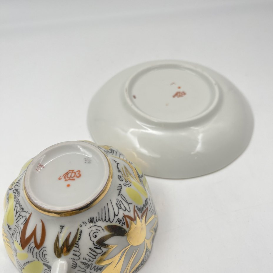 Пара чайная "Золотые ромашки", автор росписи Л.И. Григорьева, форма "Тюльпан", фарфор, деколь, золочение, Ленинградский фарфоровый завод (ЛФЗ), СССР, 1970-1986 гг.