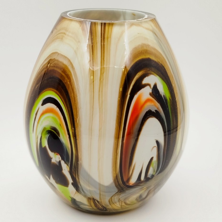 Ваза овоидной формы с разводами в коричневой гамме на белом фоне, Ливанский стекольный завод (Латвия), цветное стекло, СССР, 1960-1980 гг.