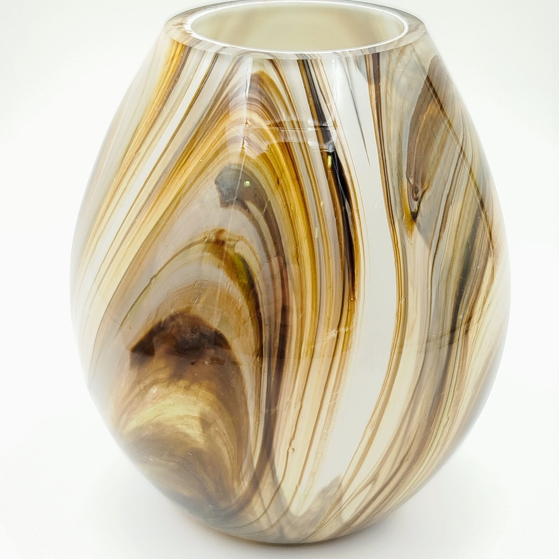 Ваза овоидной формы с разводами в коричневой гамме на белом фоне, Ливанский стекольный завод (Латвия), цветное стекло, СССР, 1960-1980 гг.