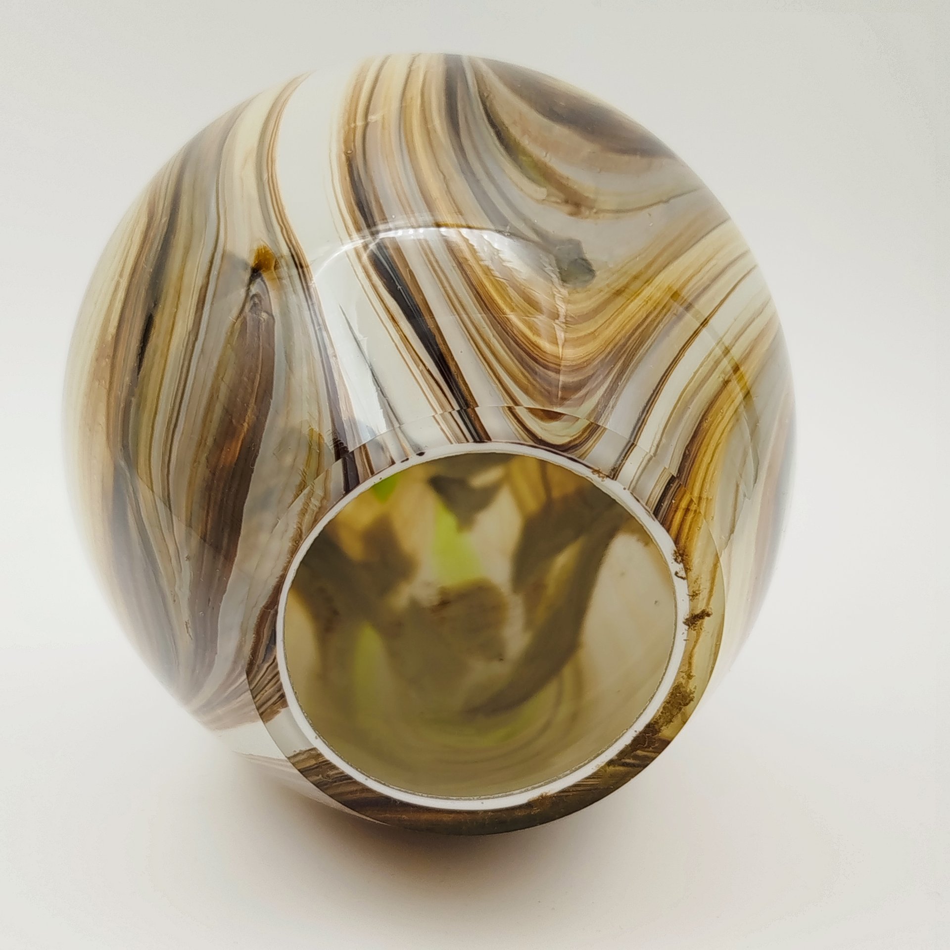 Ваза овоидной формы с разводами в коричневой гамме на белом фоне, Ливанский стекольный завод (Латвия), цветное стекло, СССР, 1960-1980 гг.