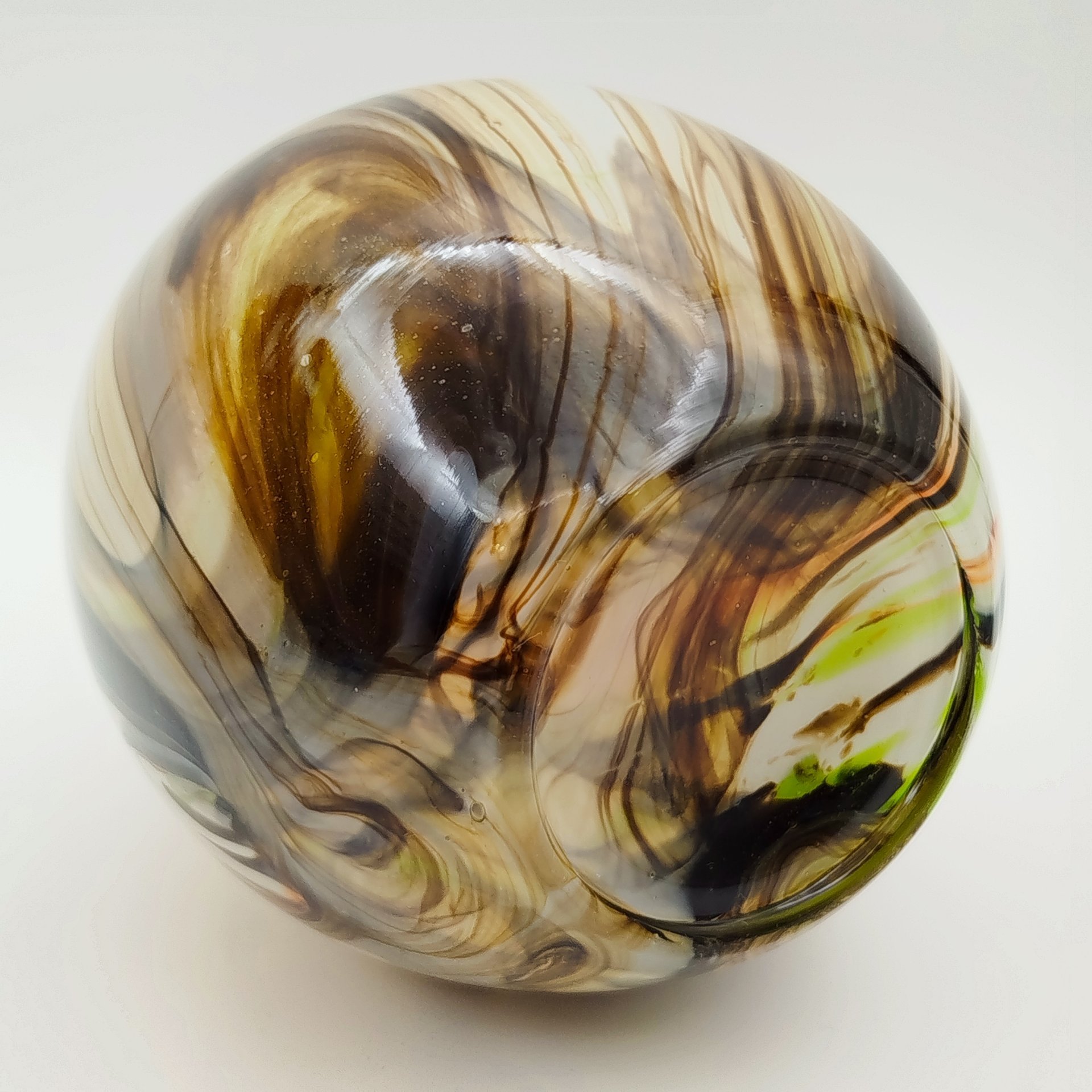 Ваза овоидной формы с разводами в коричневой гамме на белом фоне, Ливанский стекольный завод (Латвия), цветное стекло, СССР, 1960-1980 гг.