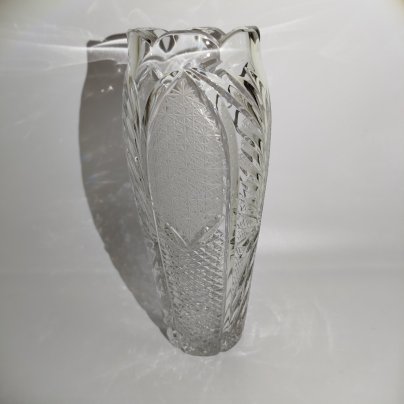 Ваза для цветов с резным декором и фигурным краем, хрусталь, алмазная грань, Россия, 1980-2000 гг.