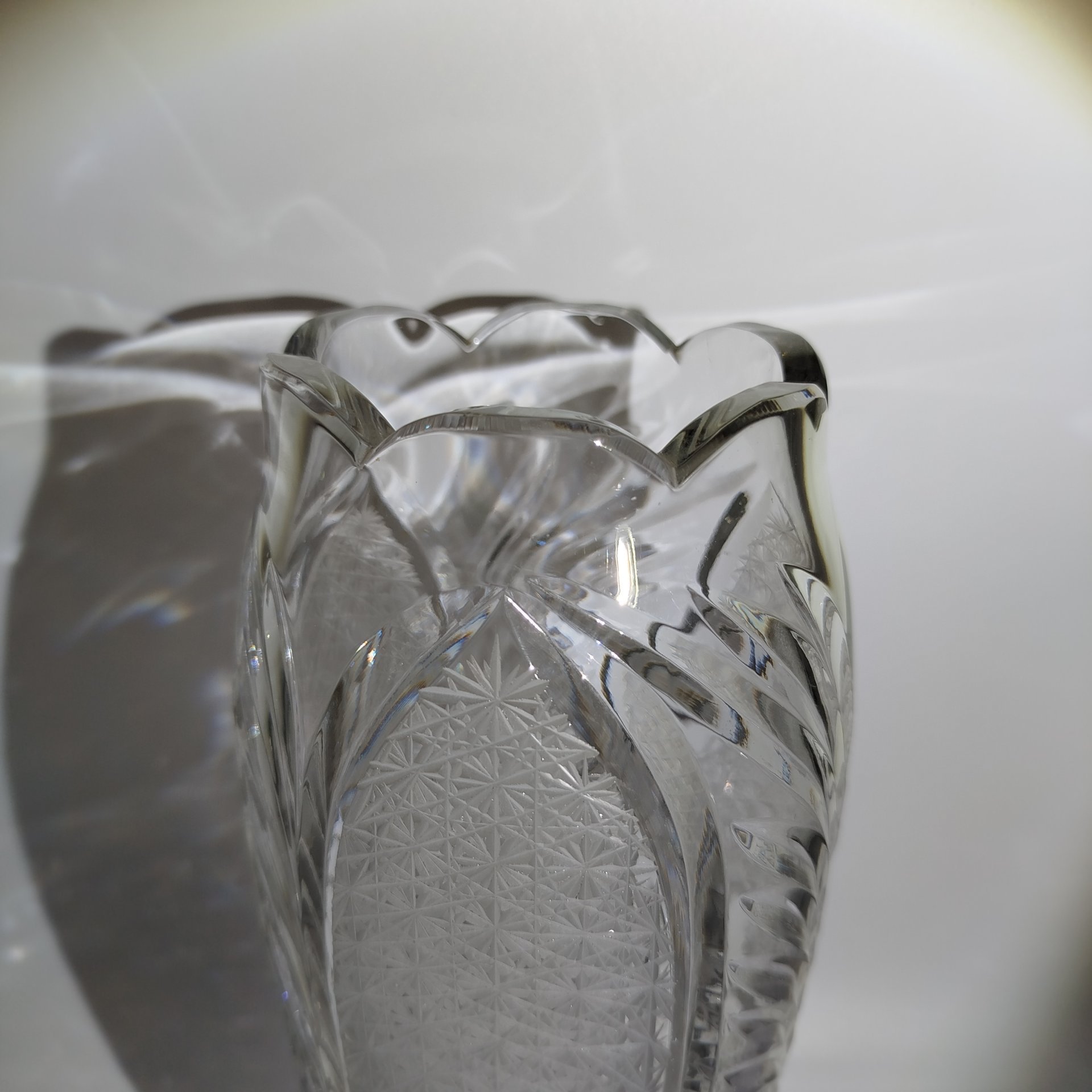 Ваза для цветов с резным декором и фигурным краем, хрусталь, алмазная грань, Россия, 1980-2000 гг.