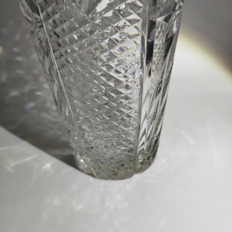 Ваза для цветов с резным декором и фигурным краем