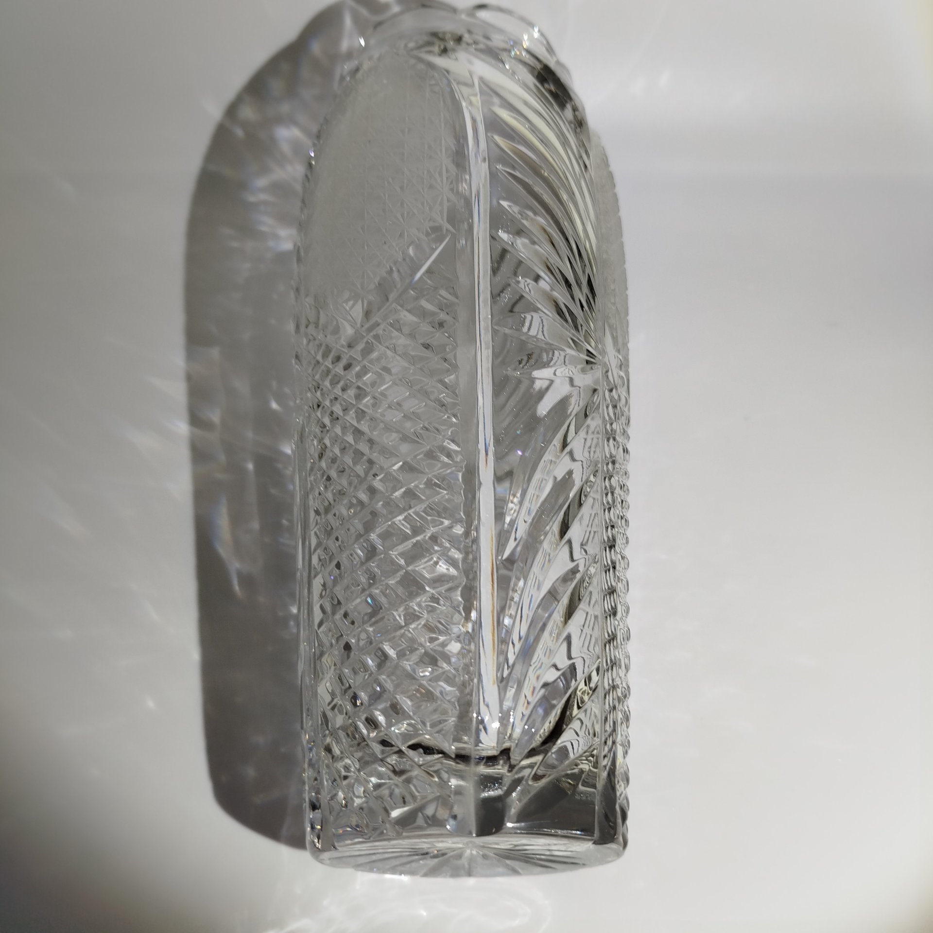 Ваза для цветов с резным декором и фигурным краем, хрусталь, алмазная грань, Россия, 1980-2000 гг.