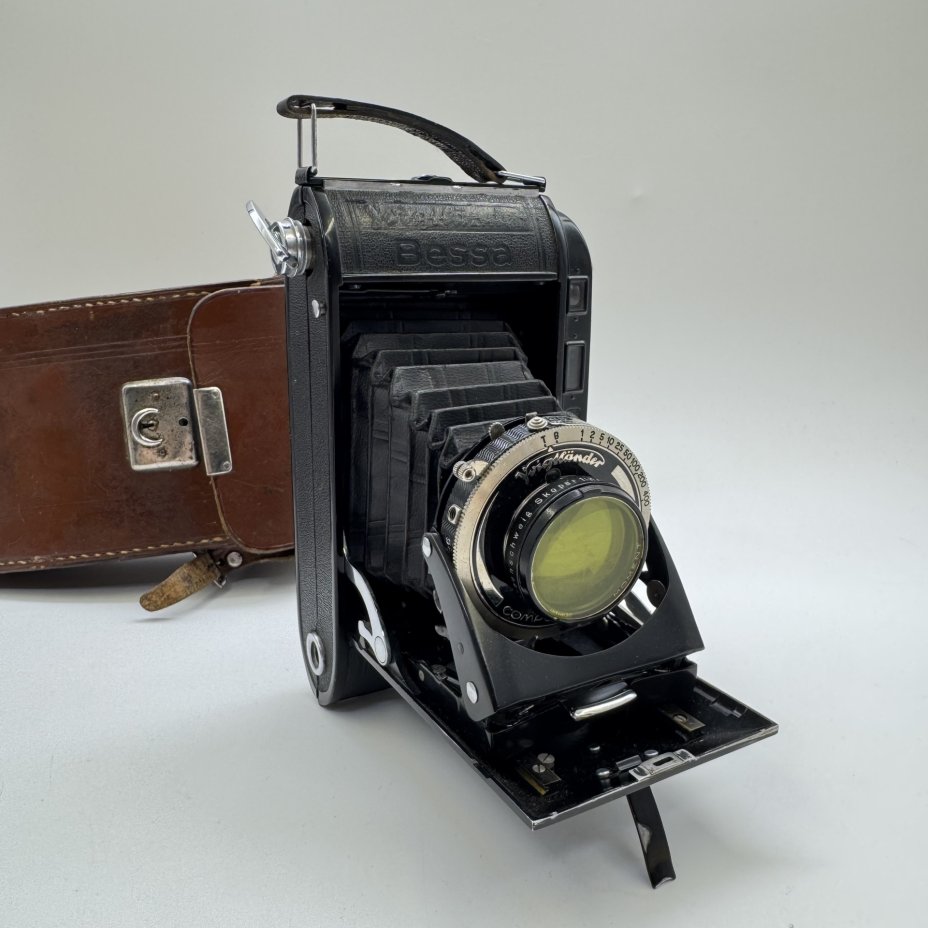 Фотоаппарат "Voigtlander Bessa RF" в кофре, не работает