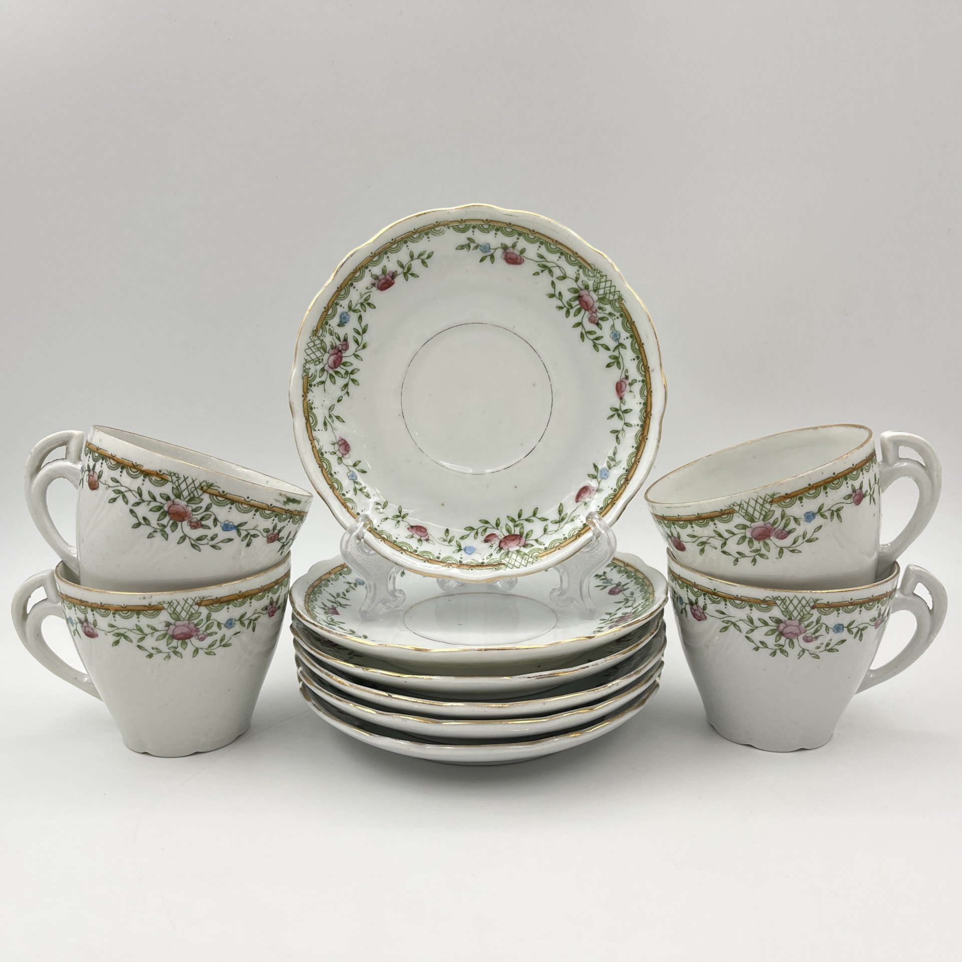 Набор из 4-х чайных пар и двух блюдец в стиле ар-нуво, фарфор, деколь с подрисовкой, золочение, Западная Европа, 1900-1930 гг.