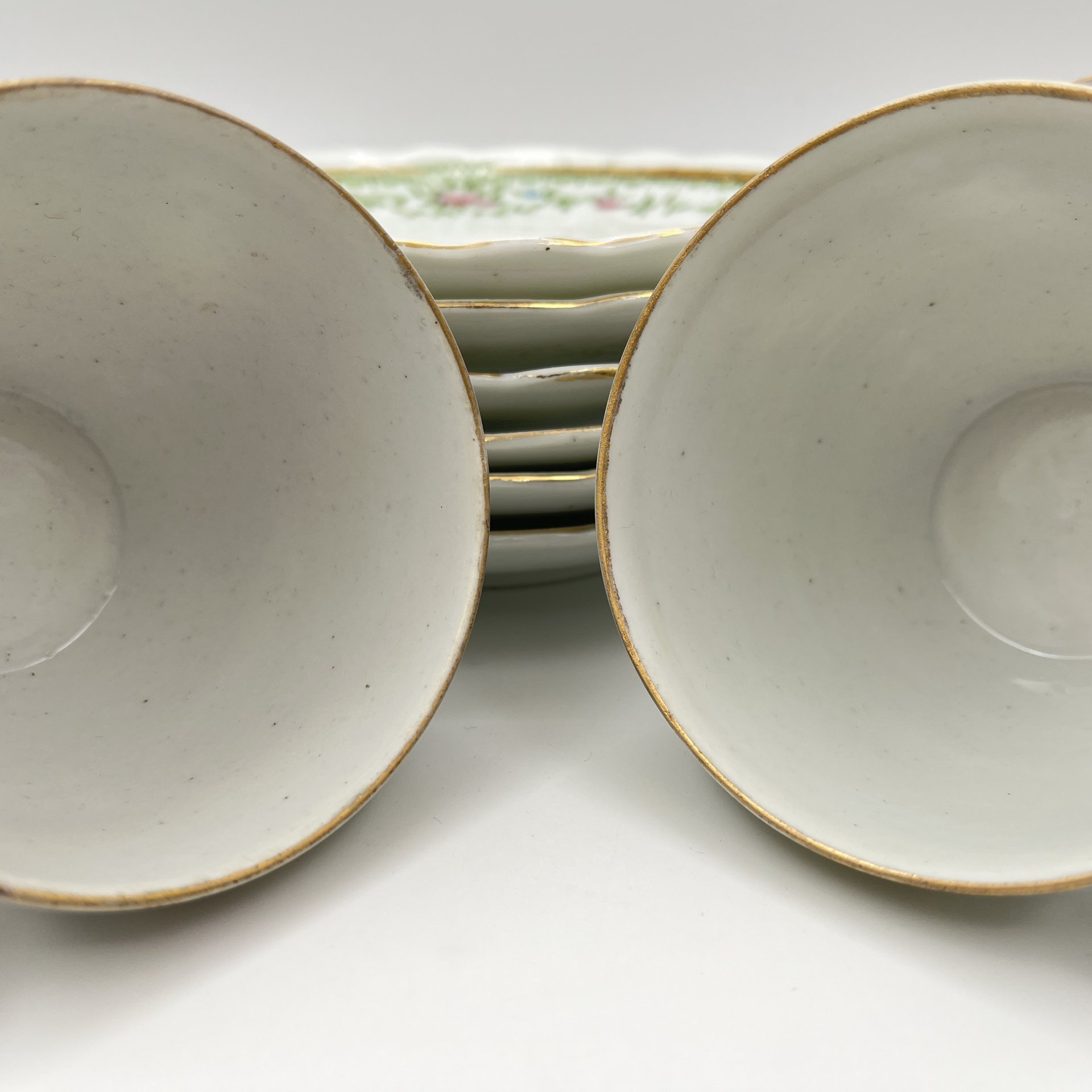 Набор из 4-х чайных пар и двух блюдец в стиле ар-нуво, фарфор, деколь с подрисовкой, золочение, Западная Европа, 1900-1930 гг.