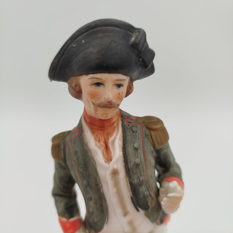 Статуэтка "Офицер кавалерии" ("Officier de Cavalerie") из серии "Армия Наполеона", бисквит, роспись, Западная Европа, 1960-1980 гг.