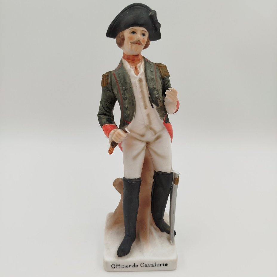 Статуэтка "Офицер кавалерии" ("Officier de Cavalerie") из серии "Армия Наполеона", бисквит, роспись