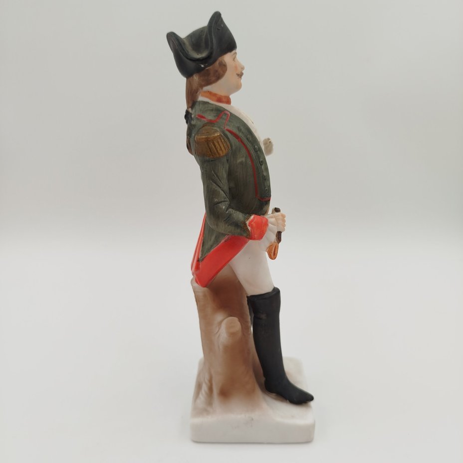 Статуэтка "Офицер кавалерии" ("Officier de Cavalerie") из серии "Армия Наполеона", бисквит, роспись