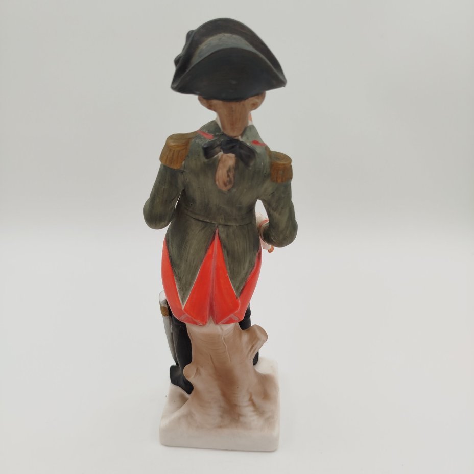 Статуэтка "Офицер кавалерии" ("Officier de Cavalerie") из серии "Армия Наполеона", бисквит, роспись