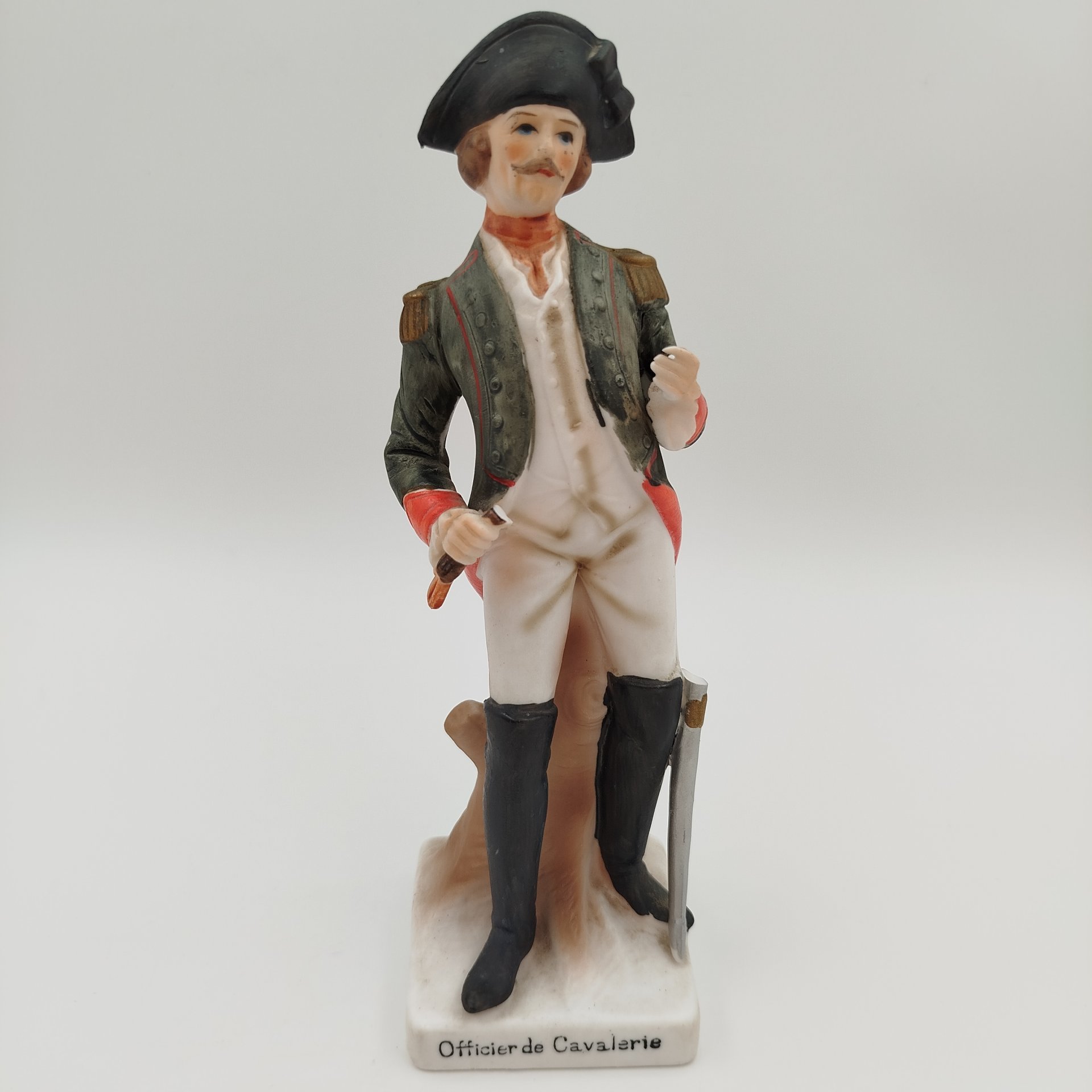 Статуэтка "Офицер кавалерии" ("Officier de Cavalerie") из серии "Армия Наполеона", бисквит, роспись