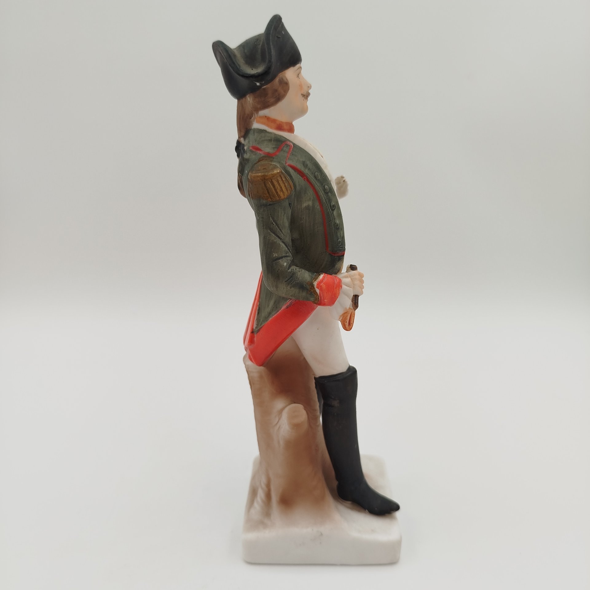 Статуэтка "Офицер кавалерии" ("Officier de Cavalerie") из серии "Армия Наполеона", бисквит, роспись