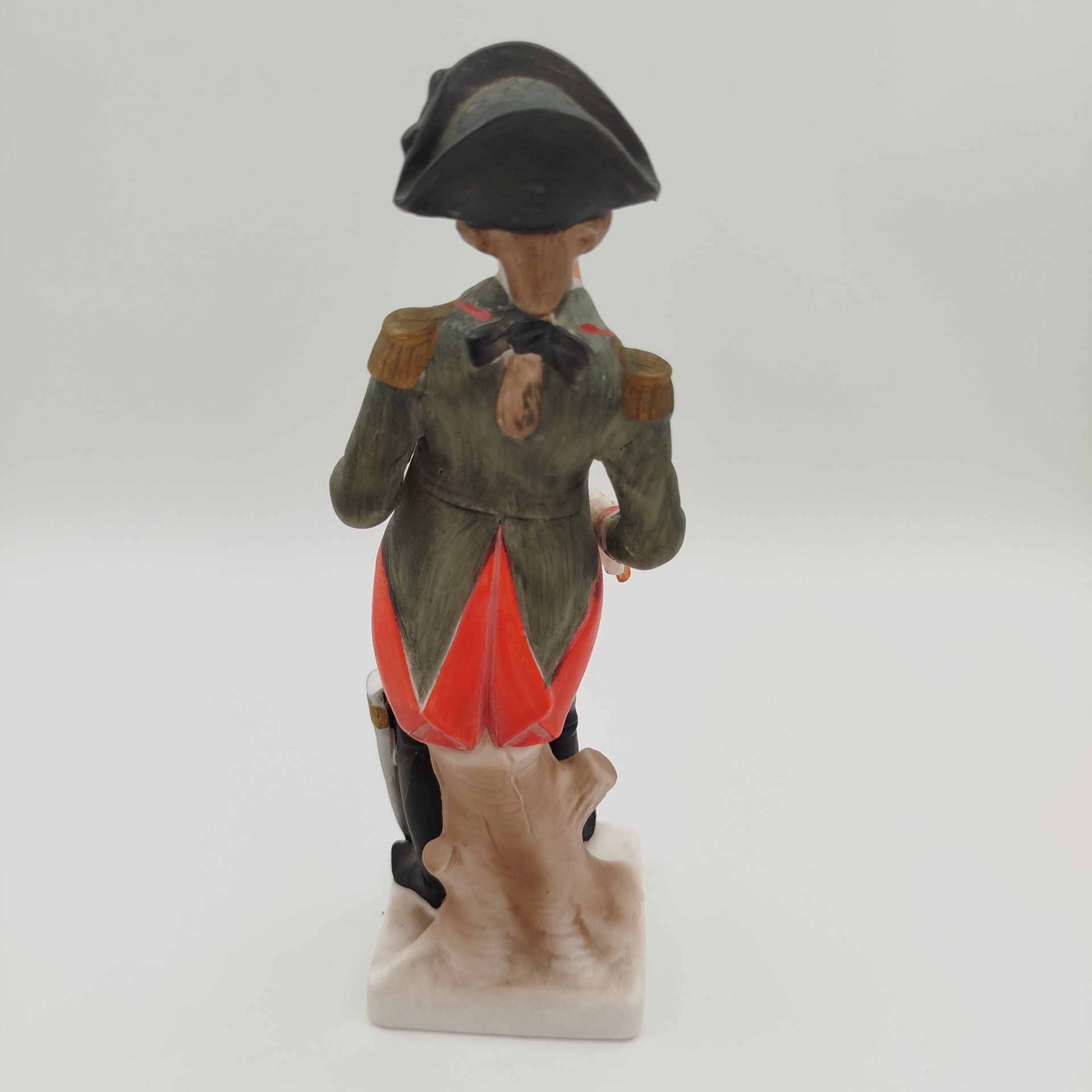 Статуэтка "Офицер кавалерии" ("Officier de Cavalerie") из серии "Армия Наполеона", бисквит, роспись
