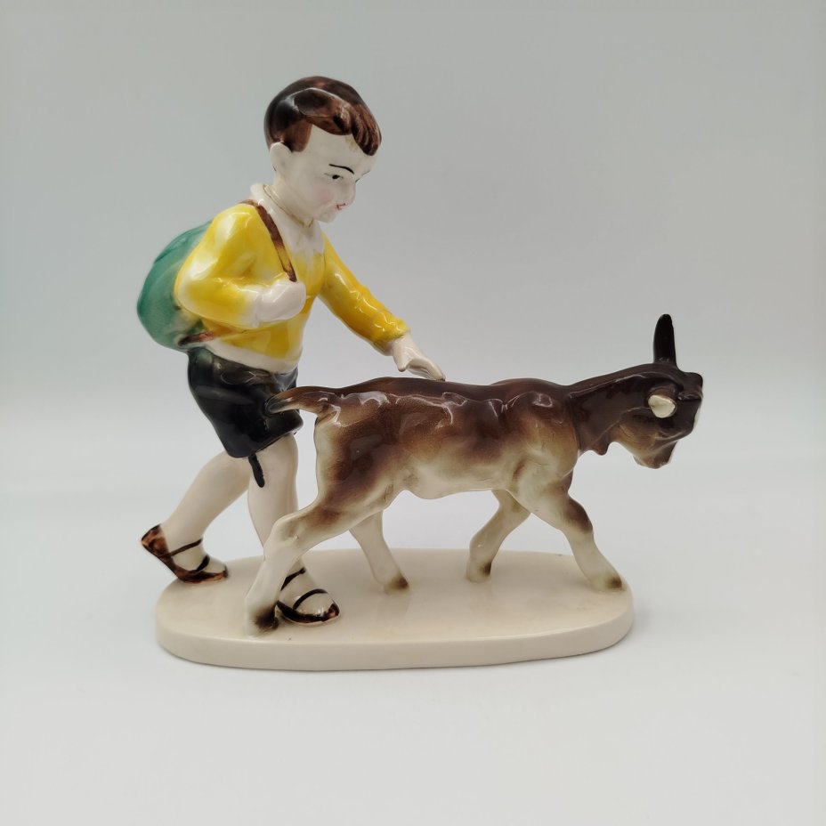Статуэтка "Мальчик с осликом", фаянс, аэрография, Hertwig & Co., Германия, 1941-1958 гг.