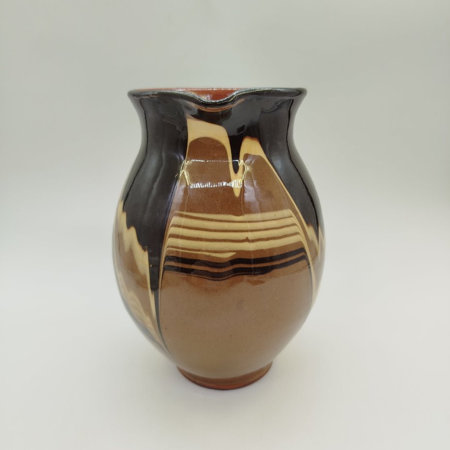 Кувшин с абстрактным декором