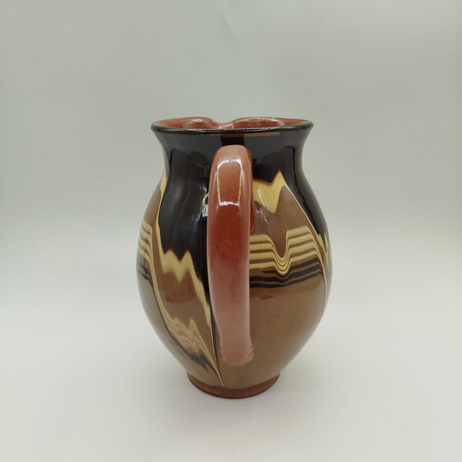 Кувшин с абстрактным декором