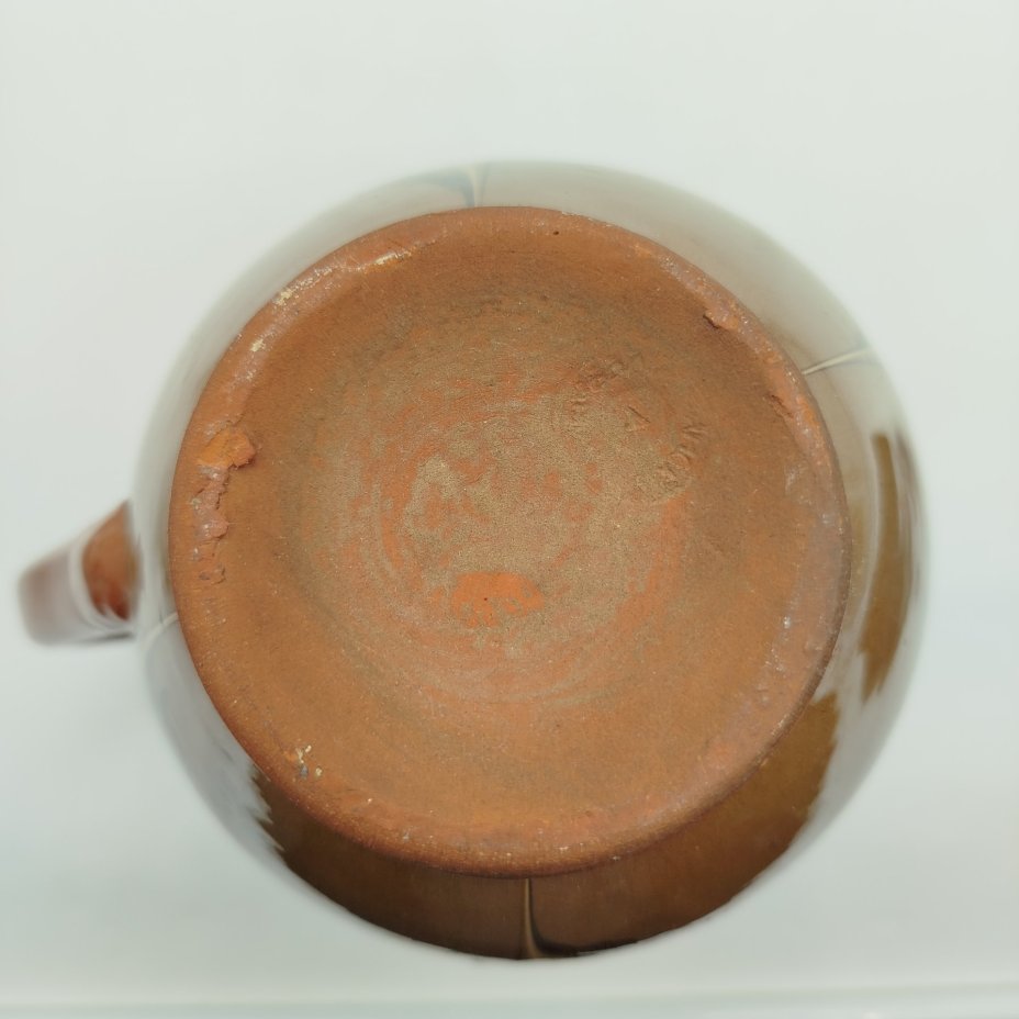 Кувшин с абстрактным декором