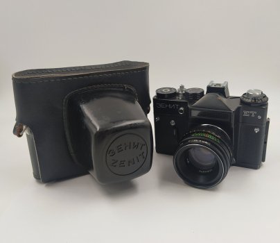 Фотоаппарат "Зенит-ЕТ" c объективом "Гелиос-44-М4" в оригинальном кофре, Белорусское оптико-механическое объединение (БелОМО)