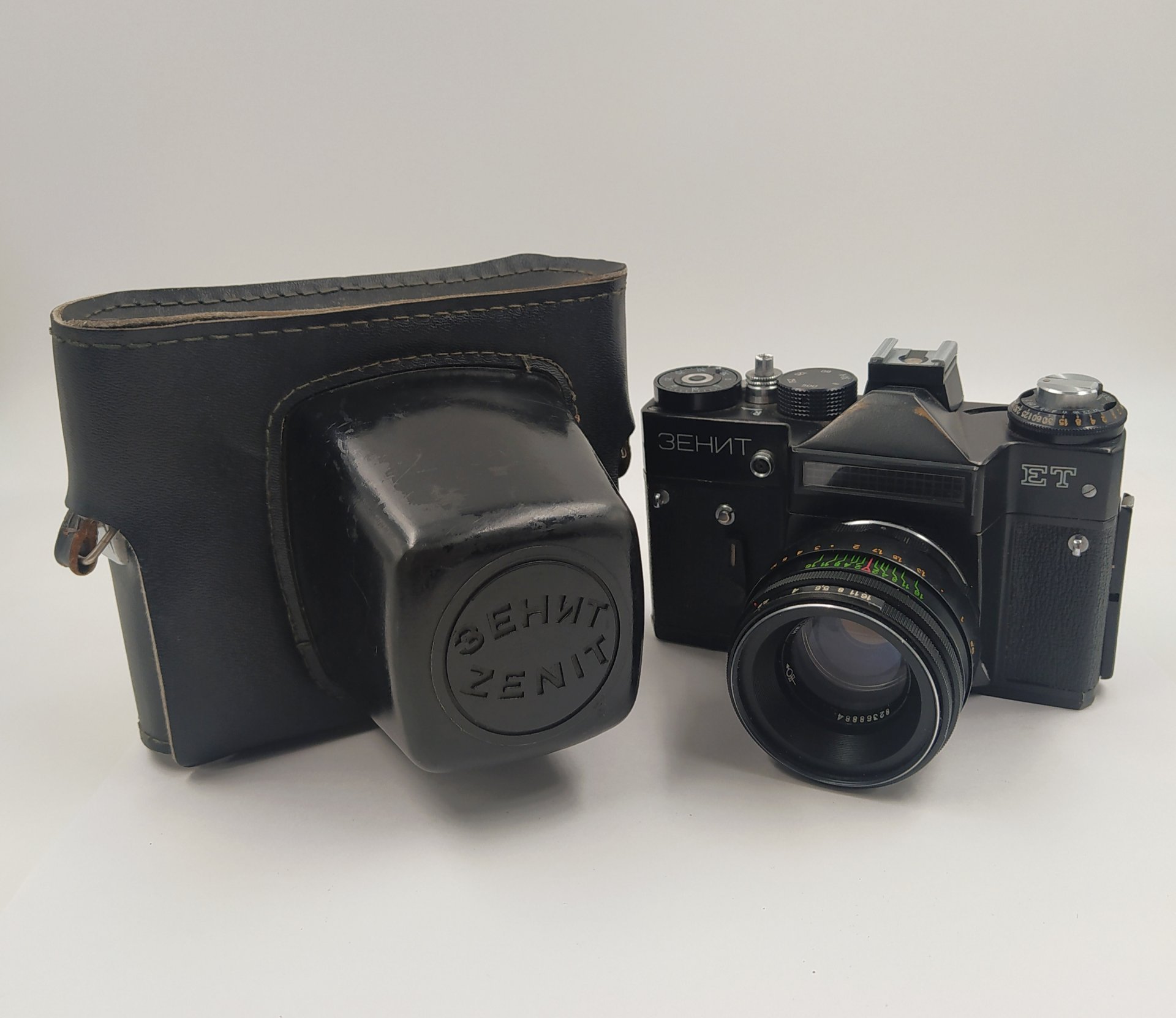 Фотоаппарат "Зенит-ЕТ" c объективом "Гелиос-44-М4" в оригинальном кофре, Белорусское оптико-механическое объединение (БелОМО)