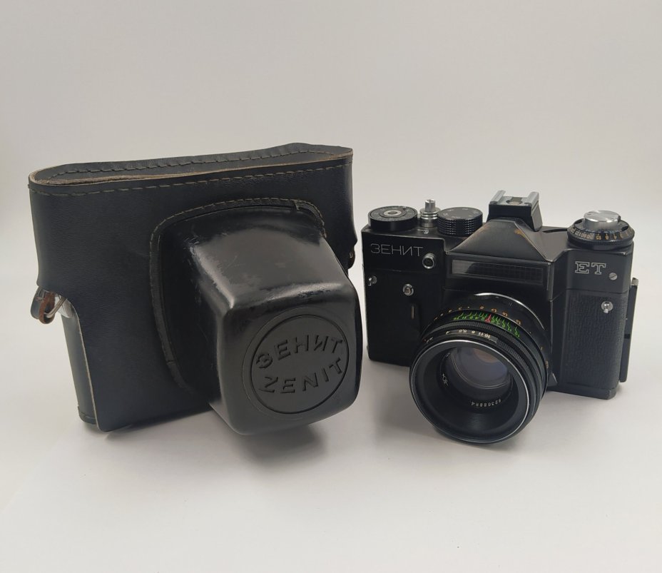 Фотоаппарат "Зенит-ЕТ" c объективом "Гелиос-44-М4" в оригинальном кофре, Белорусское оптико-механическое объединение (БелОМО)