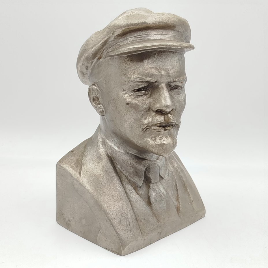 Бюст «В.И. Ленин» (в кепке), скульптор Н.С. Баганов, Завод художественного литья «Монументскульптура» (ЛЗХЛ)