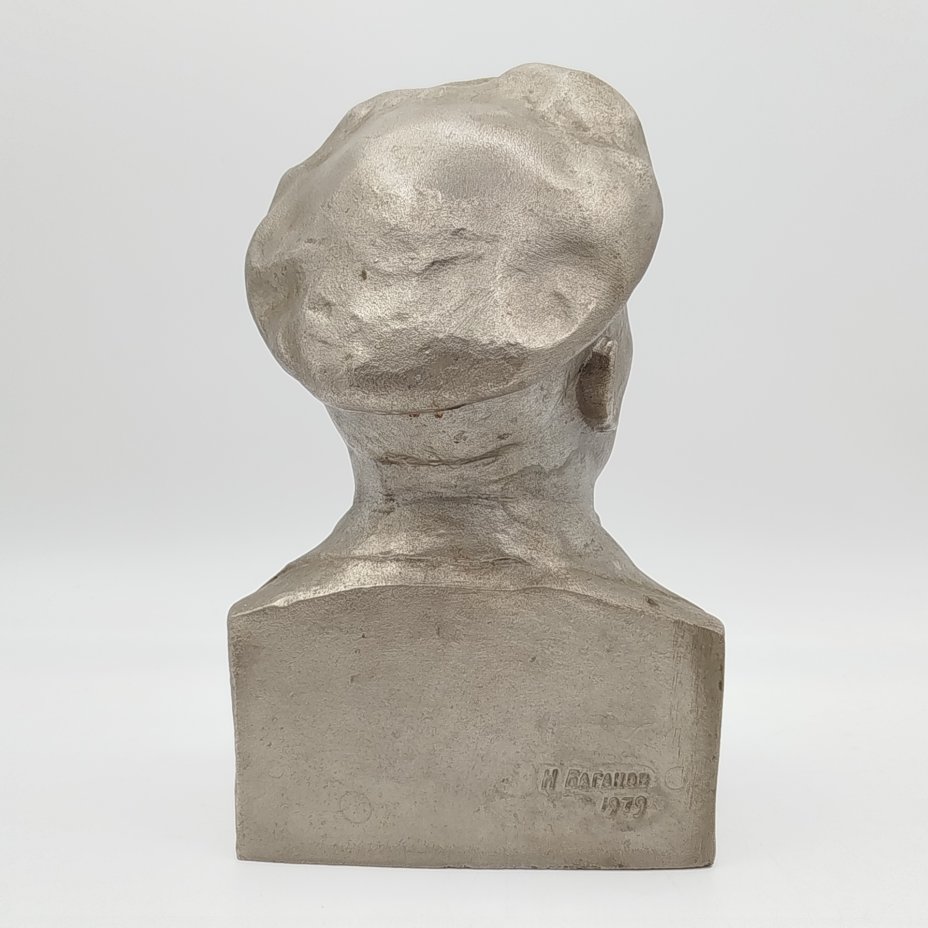 Бюст «В.И. Ленин» (в кепке), скульптор Н.С. Баганов, Завод художественного литья «Монументскульптура» (ЛЗХЛ)