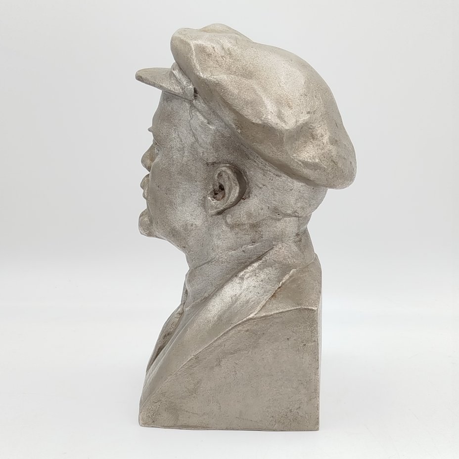 Бюст «В.И. Ленин» (в кепке), скульптор Н.С. Баганов, Завод художественного литья «Монументскульптура» (ЛЗХЛ)