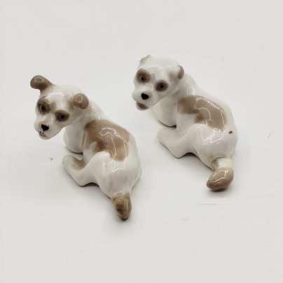 Пара миниатюрных статуэток "Дворняжки" (под реставрацию), скульптор Н.Е. Муратов, фарфор, роспись, Ленинградский фарфоровый завод (ЛФЗ), СССР, 1970-1990 гг.