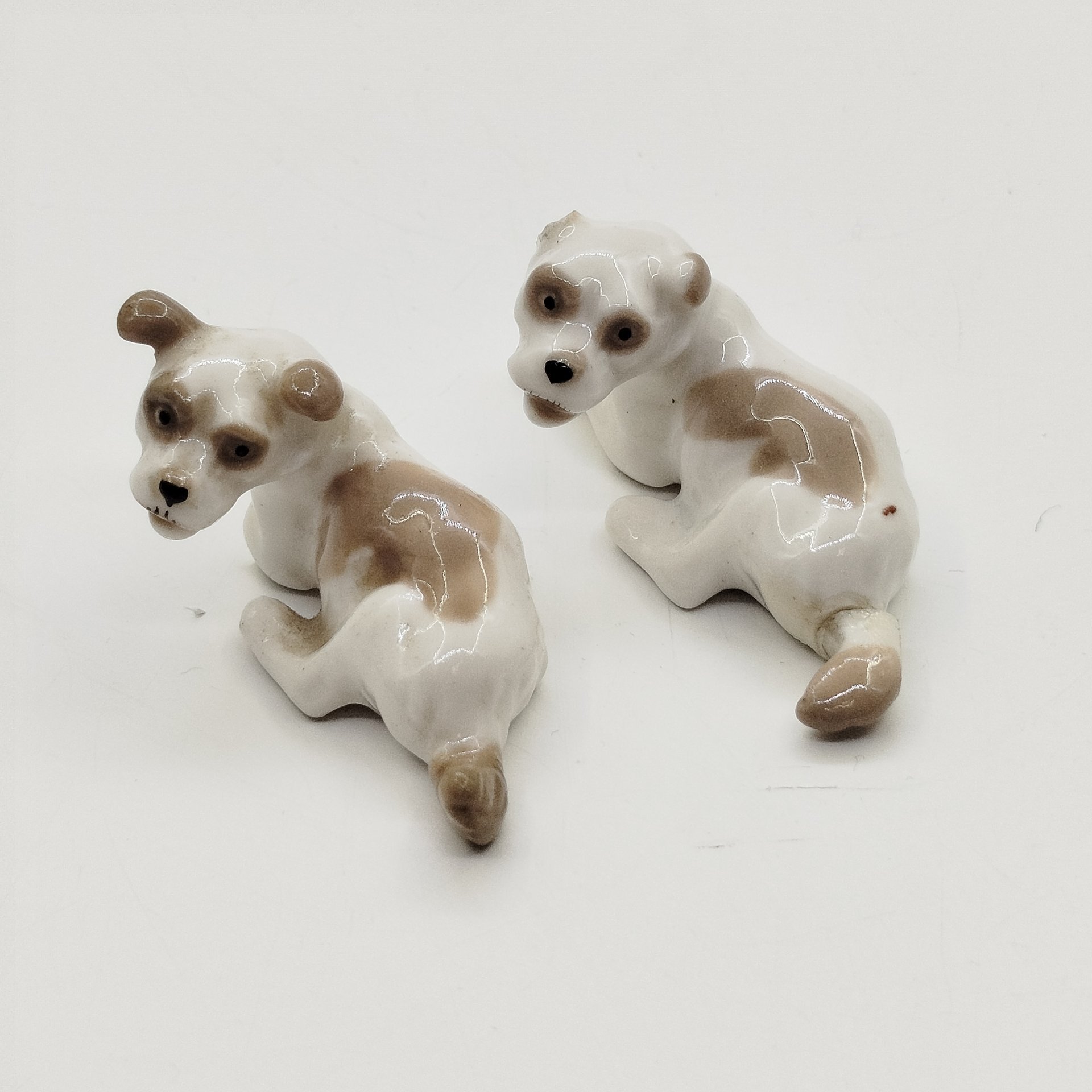Пара миниатюрных статуэток "Дворняжки" (под реставрацию), скульптор Н.Е. Муратов, фарфор, роспись, Ленинградский фарфоровый завод (ЛФЗ), СССР, 1970-1990 гг.
