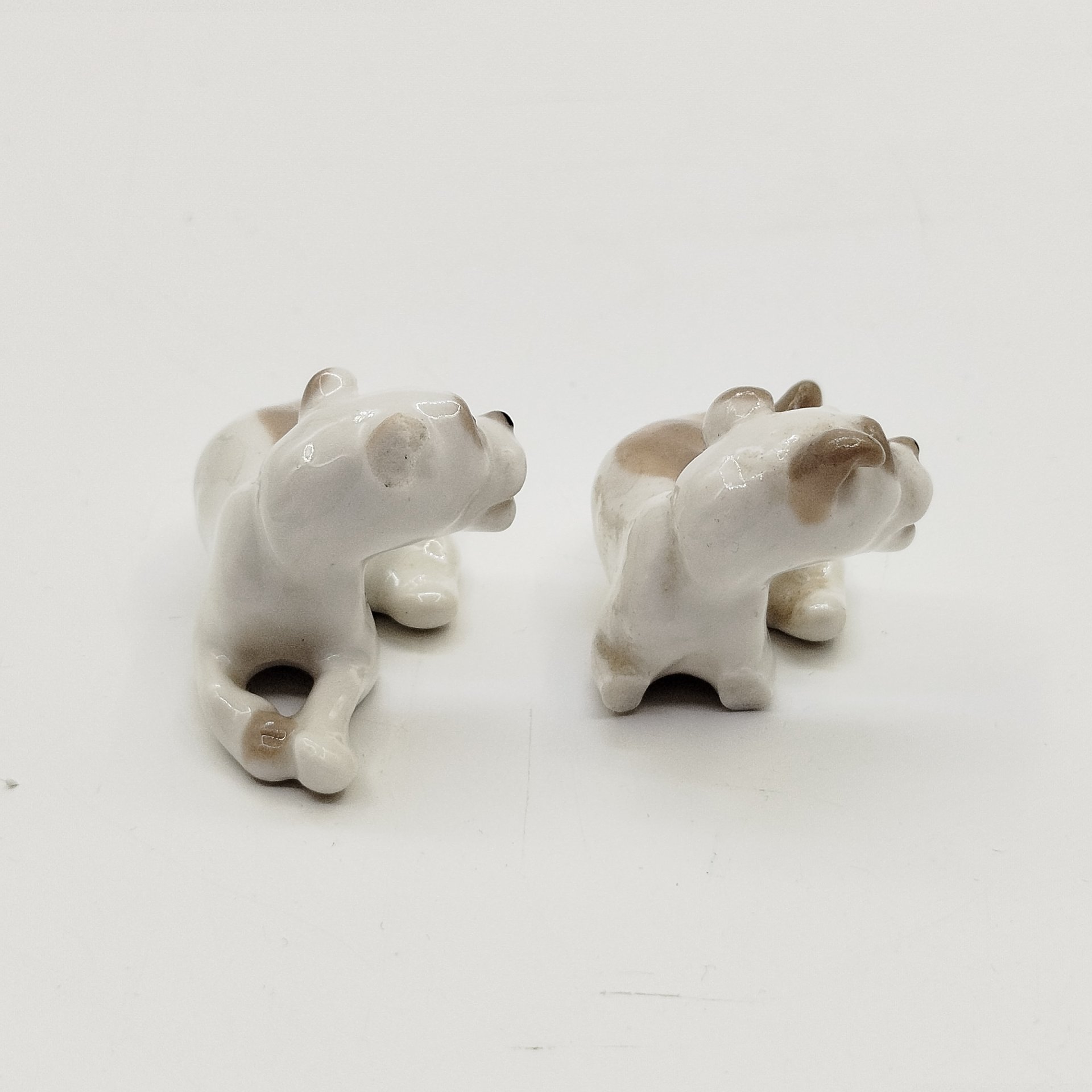 Пара миниатюрных статуэток "Дворняжки" (под реставрацию), скульптор Н.Е. Муратов, фарфор, роспись, Ленинградский фарфоровый завод (ЛФЗ), СССР, 1970-1990 гг.