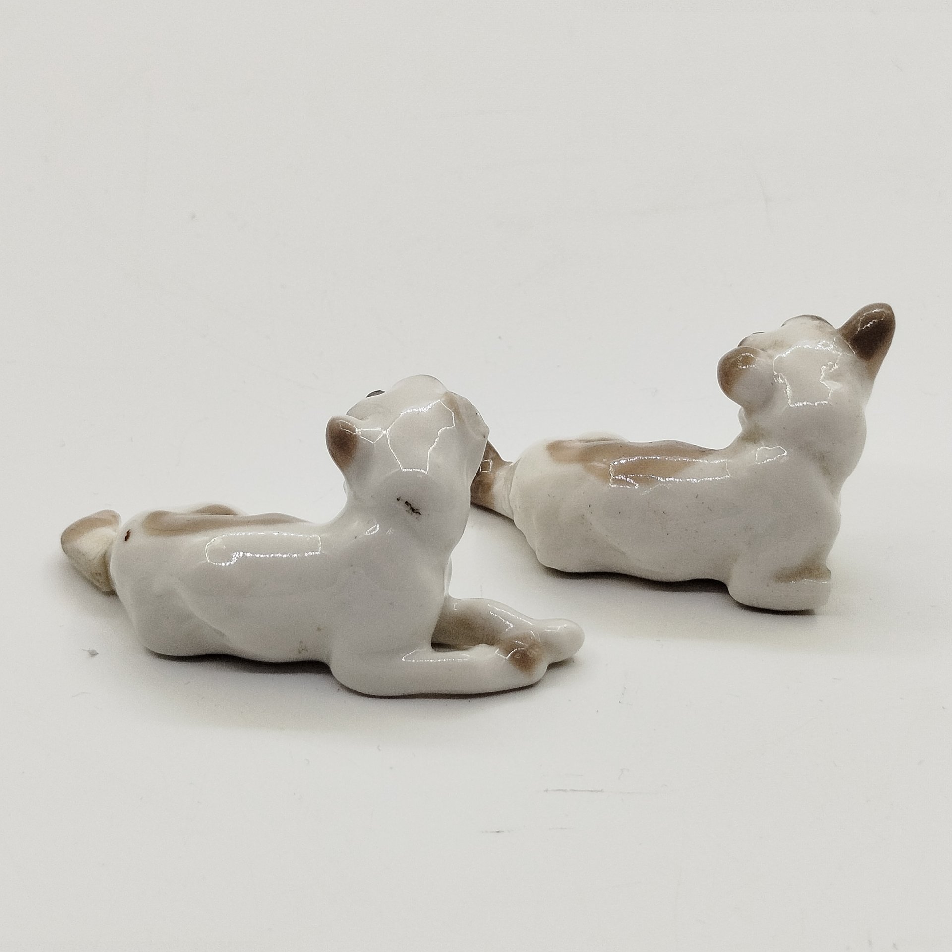 Пара миниатюрных статуэток "Дворняжки" (под реставрацию), скульптор Н.Е. Муратов, фарфор, роспись, Ленинградский фарфоровый завод (ЛФЗ), СССР, 1970-1990 гг.
