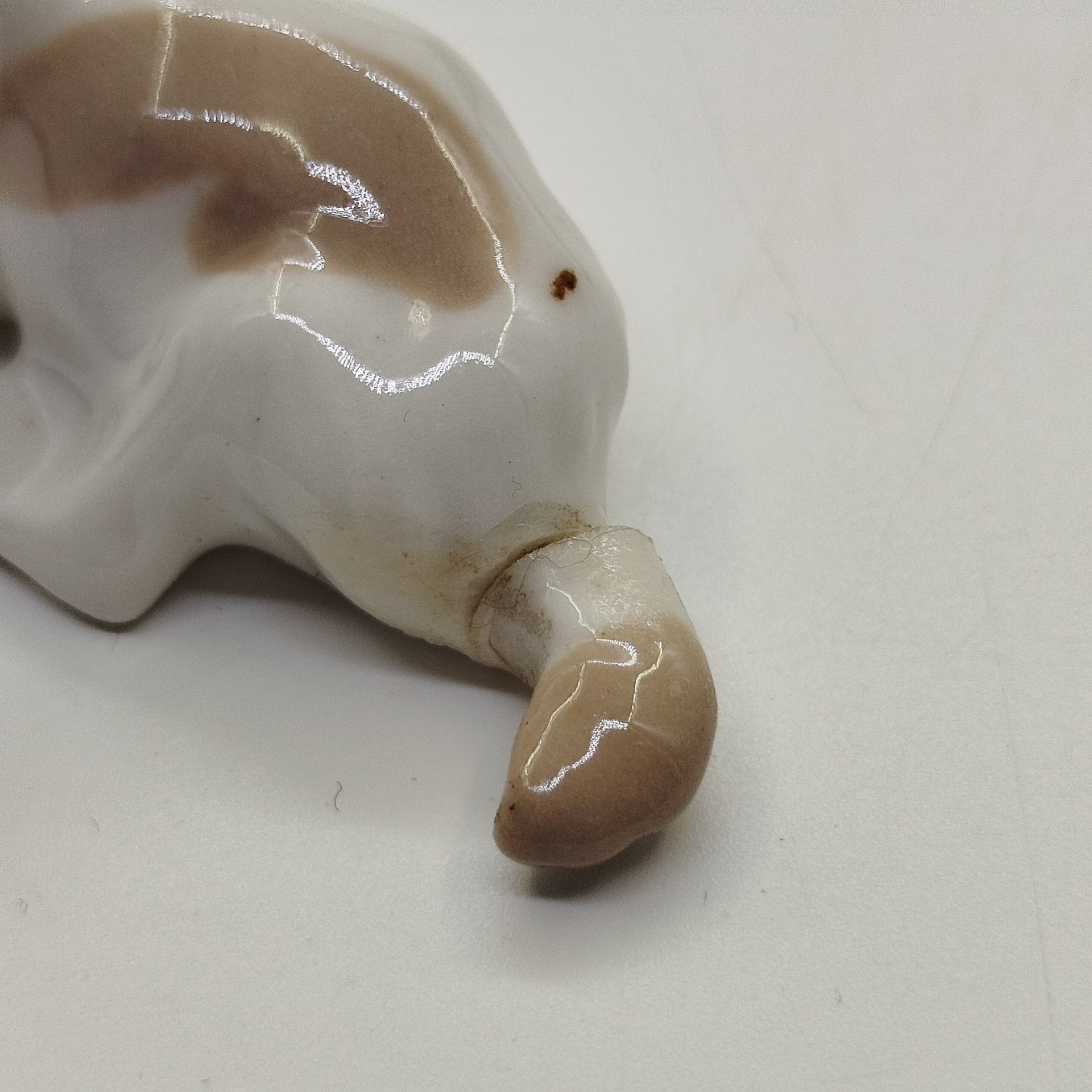 Пара миниатюрных статуэток "Дворняжки" (под реставрацию), скульптор Н.Е. Муратов, фарфор, роспись, Ленинградский фарфоровый завод (ЛФЗ), СССР, 1970-1990 гг.