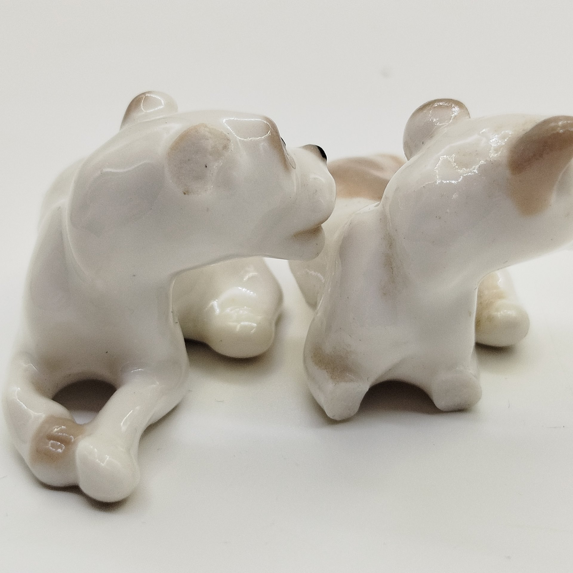 Пара миниатюрных статуэток "Дворняжки" (под реставрацию), скульптор Н.Е. Муратов, фарфор, роспись, Ленинградский фарфоровый завод (ЛФЗ), СССР, 1970-1990 гг.