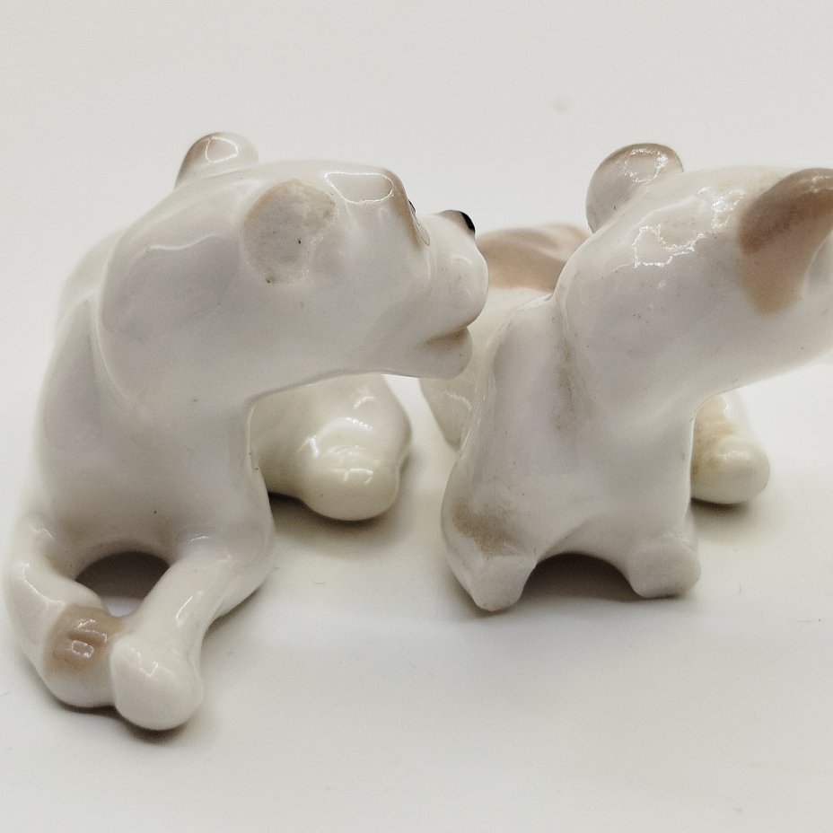 Пара миниатюрных статуэток "Дворняжки" (под реставрацию), скульптор Н.Е. Муратов, фарфор, роспись, Ленинградский фарфоровый завод (ЛФЗ), СССР, 1970-1990 гг.