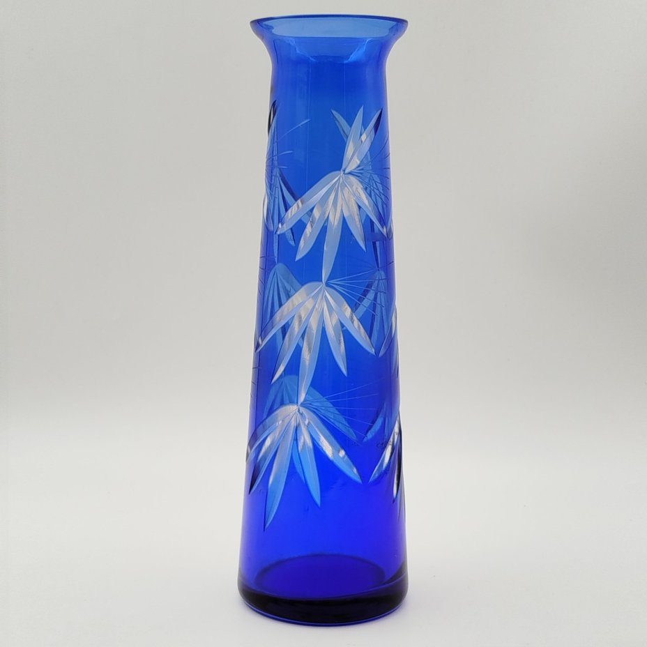 Ваза синего цвета конусообразной формы с расширенной горловиной и растительным декором, стекло, резьба, Стекольный завод «Красный май», СССР, 1960-1990 гг.