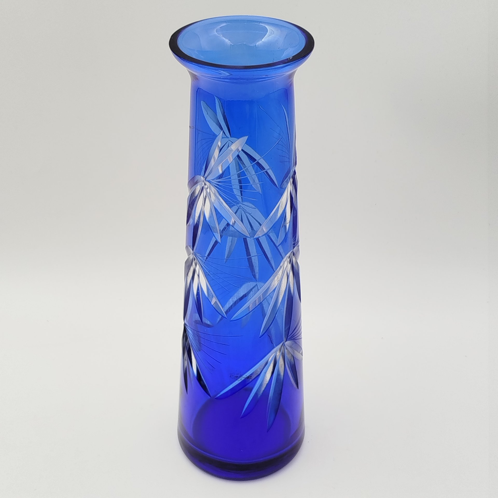 Ваза синего цвета конусообразной формы с расширенной горловиной и растительным декором, стекло, резьба, Стекольный завод «Красный май», СССР, 1960-1990 гг.