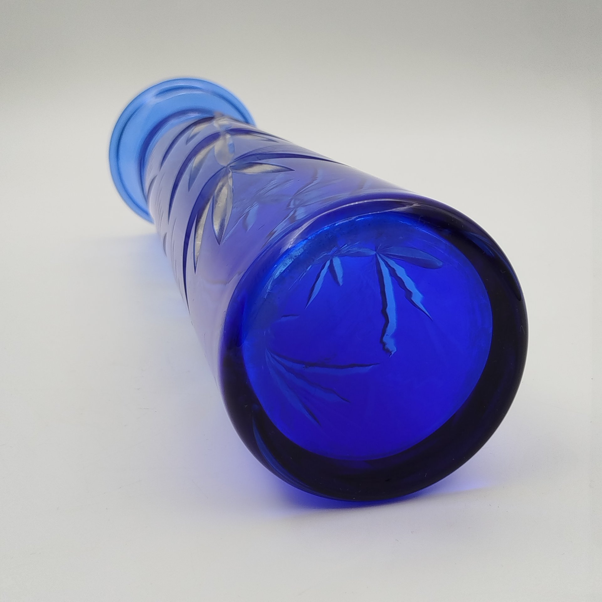 Ваза синего цвета конусообразной формы с расширенной горловиной и растительным декором, стекло, резьба, Стекольный завод «Красный май», СССР, 1960-1990 гг.