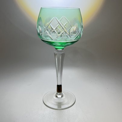 Бокал в зеленом оттенке с геометрическим резным декором
