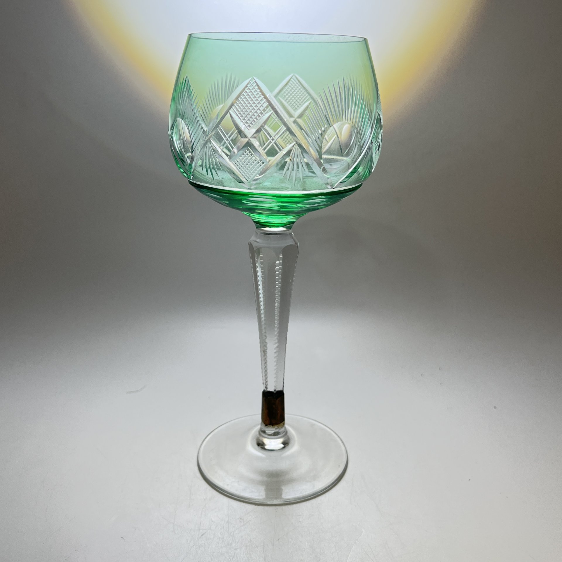 Бокал в зеленом оттенке с геометрическим резным декором