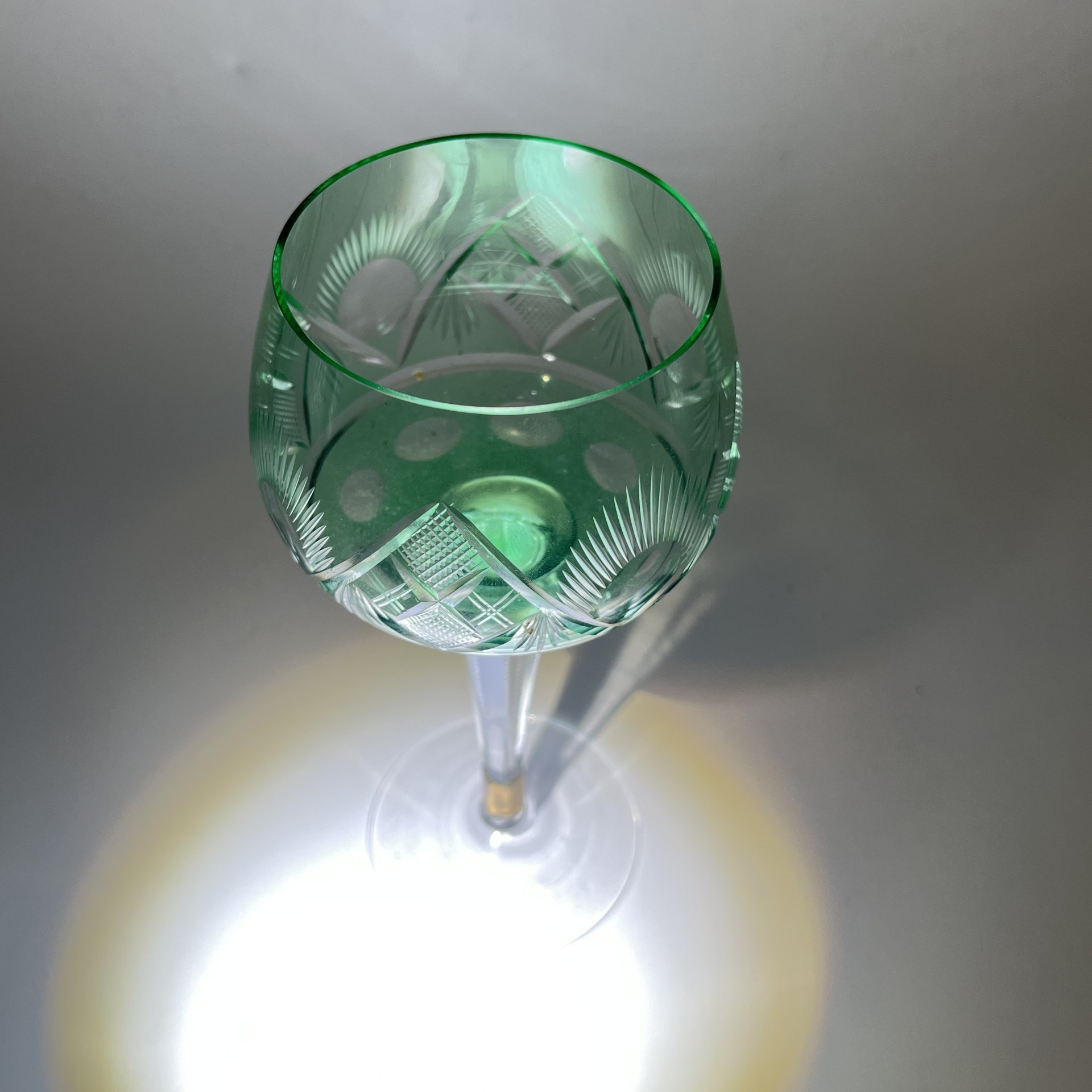 Бокал в зеленом оттенке с геометрическим резным декором