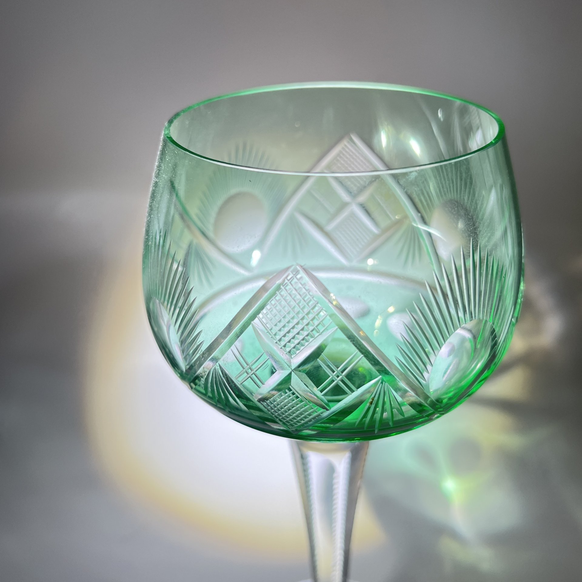 Бокал в зеленом оттенке с геометрическим резным декором