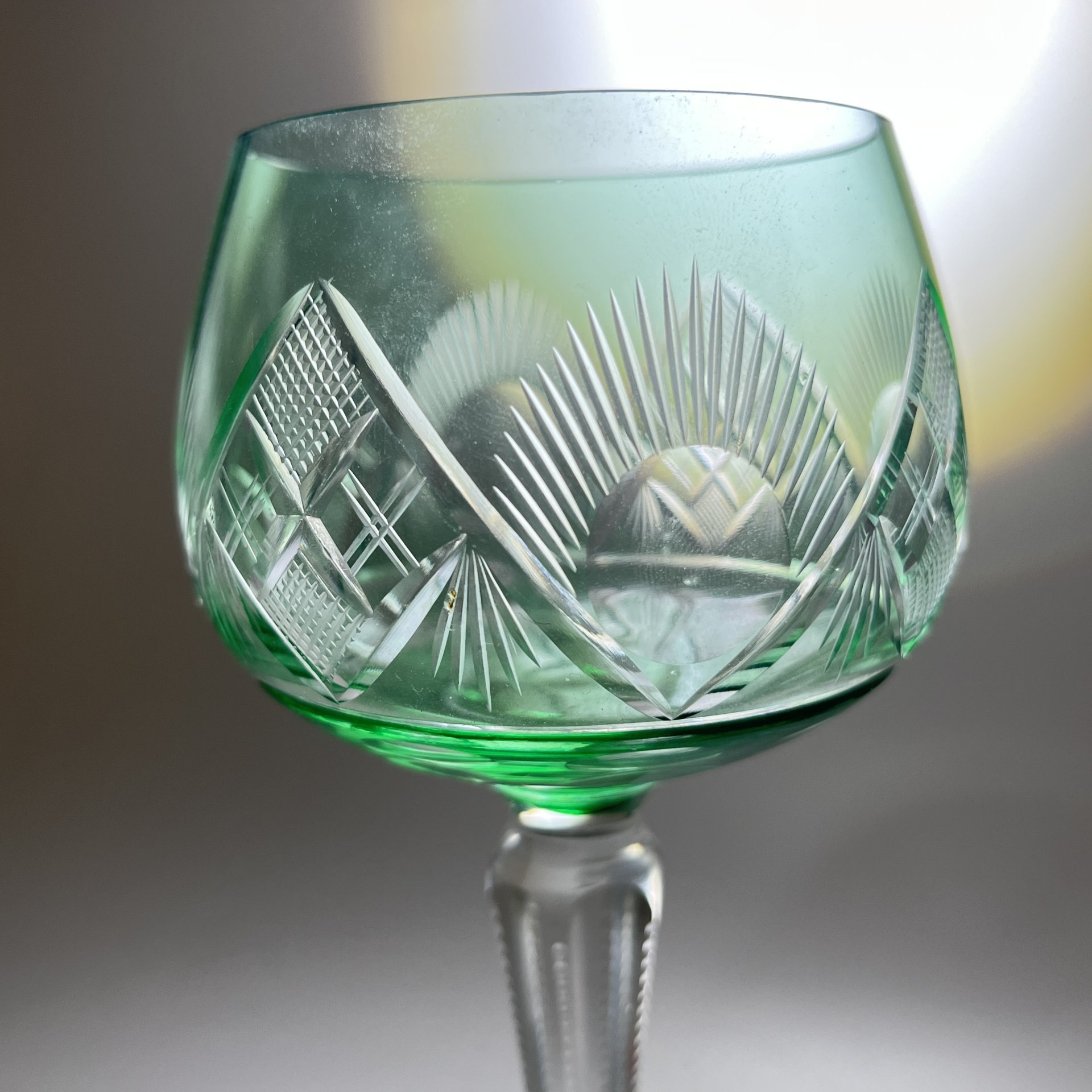 Бокал в зеленом оттенке с геометрическим резным декором