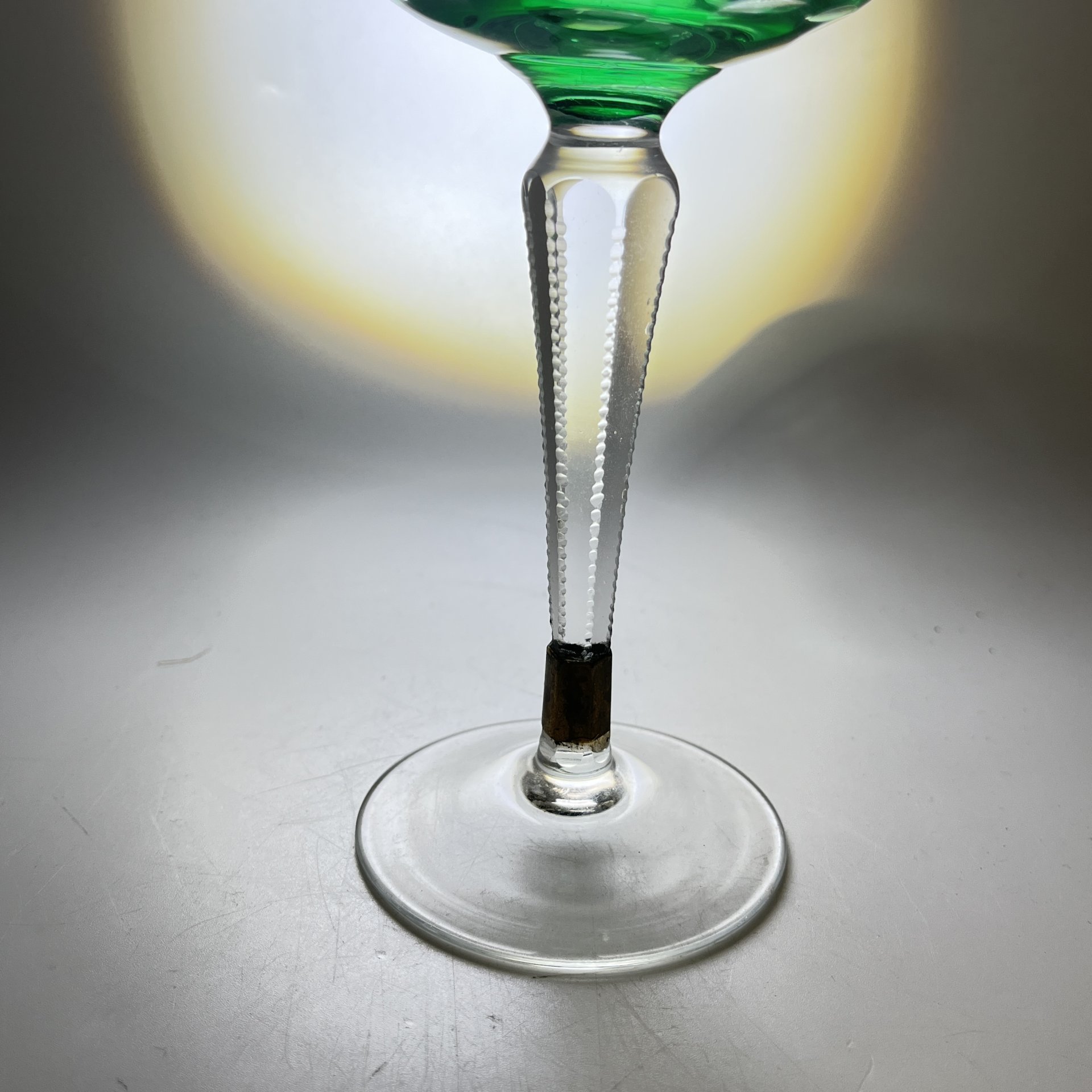 Бокал в зеленом оттенке с геометрическим резным декором