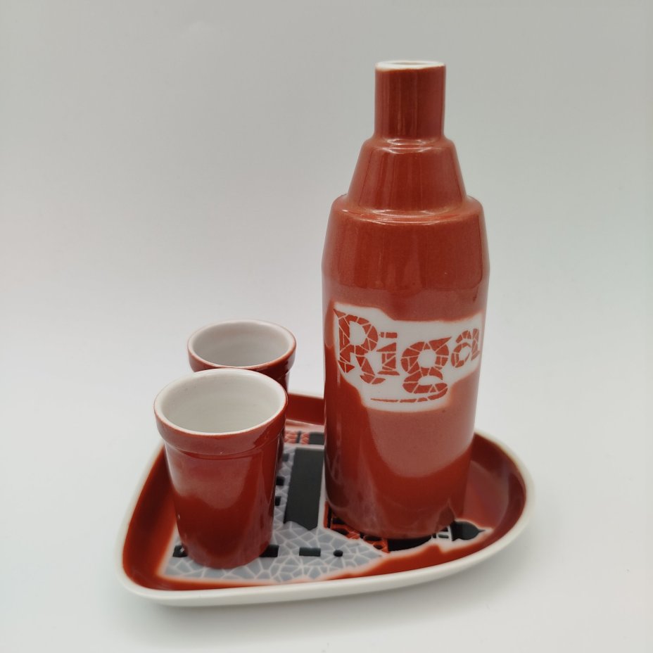 Набор ликерный "Рига" в виде штофа, двух стопок и подставки (пепельницы), фарфор, деколь, крытье, Рижский фарфорово-фаянсовый завод, СССР, 1970-1980 гг.