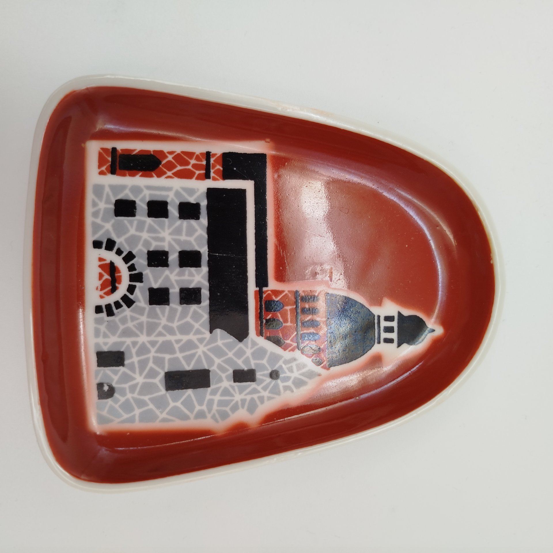 Набор ликерный "Рига" в виде штофа, двух стопок и подставки (пепельницы), фарфор, деколь, крытье, Рижский фарфорово-фаянсовый завод, СССР, 1970-1980 гг.